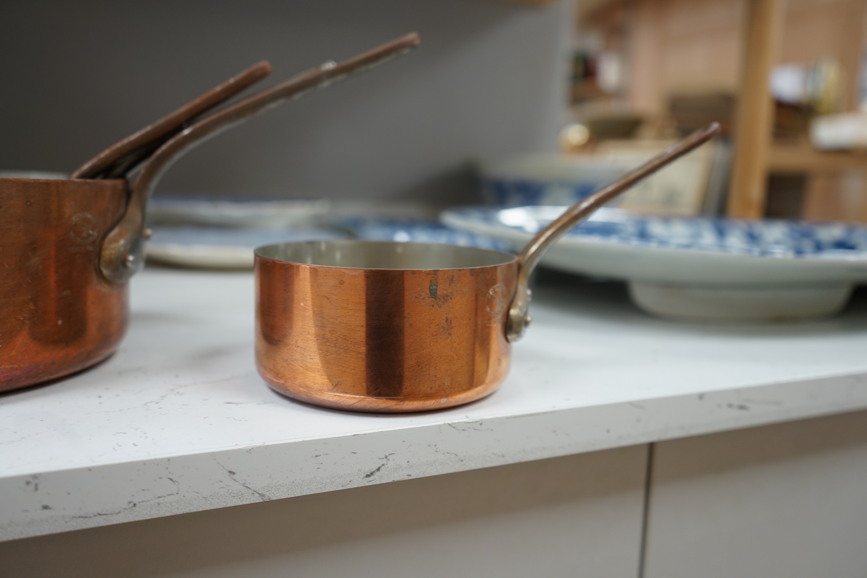 A set of 5 graduated copper pans, largest 18cm diameter. Condition - good